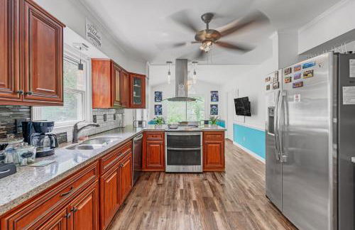 Firepit Games Grill Hot Tub Arcade & King Bed - Photo 66