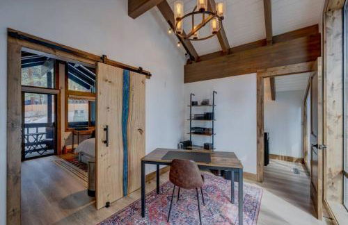 Extra Spacious 2BR Cabin w Office and Outdoor Deck - Foto 29