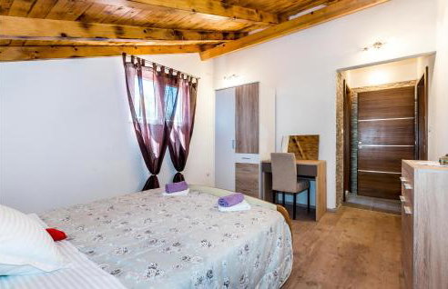 Awesome Home In Unesic - Foto 23