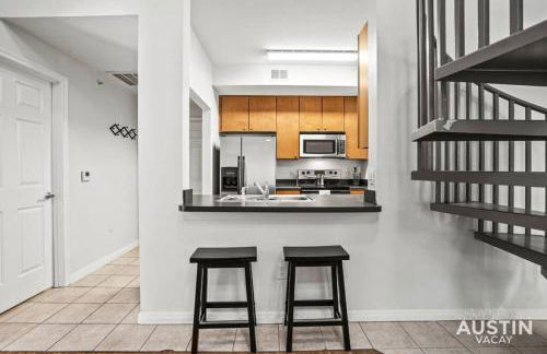 Spiral Stairs to Loft Bedroom Balcony with Shade - Foto 12