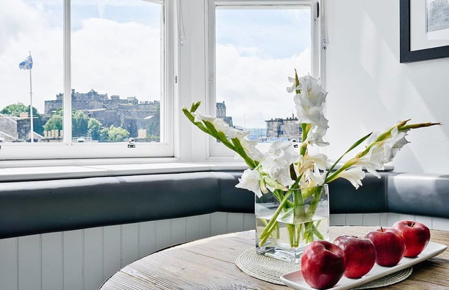 JOIVY Luxury George Street Apartments: Castle Suite - Photo 22