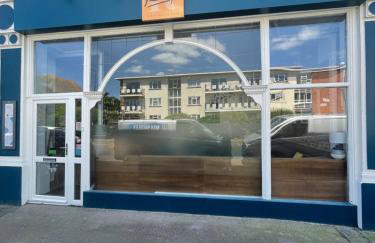 The Jungle Apartment - by Coastline Retreats - Jungle Themed Garden Apartment - Outdoor Bath - Next to Seafront - Childrens Toys - Superfast Wifi - Netflix - Disney - Foto 13