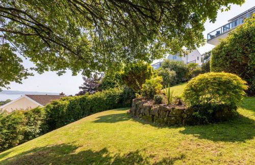 Stunning Property Seaviews, Private Pool & Parking - Photo 11