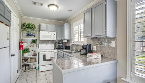 Walk to Beach Waveland Retreat with Yard! - Foto 3