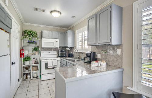 Walk to Beach Waveland Retreat with Yard! - Foto 3