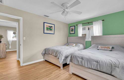 Four Bed Home with Pool Game Room Bar Near Beach - Foto 49