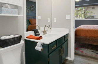 Stylish Home with in Home Gym AC Fully Fenced Yard - Foto 16