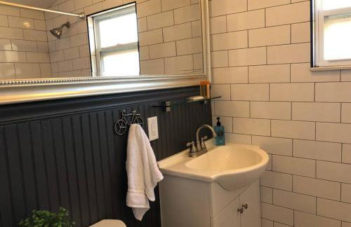 Cozy Apartment Overlooking Downtown and Park NO KIDS, NO PETS - Photo 13