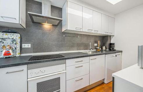 Stunning Apartment In El Campello - Photo 7