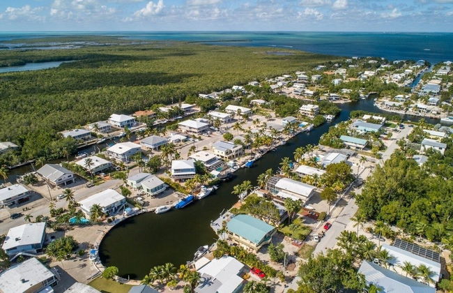 Beautiful Updated Stilted Home Makes For A Super Getaway. 3 Bedroom Home by RedAwning - Foto 60