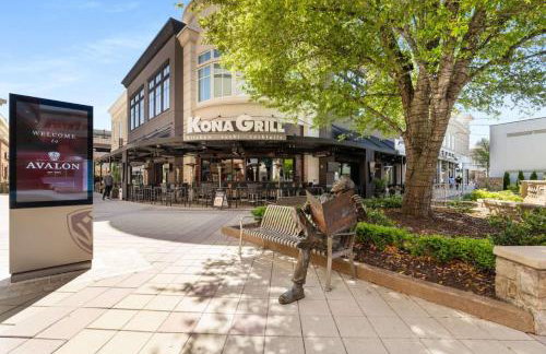 Stroll to Downtown Alpharetta AND Avalon Shops - Foto 33