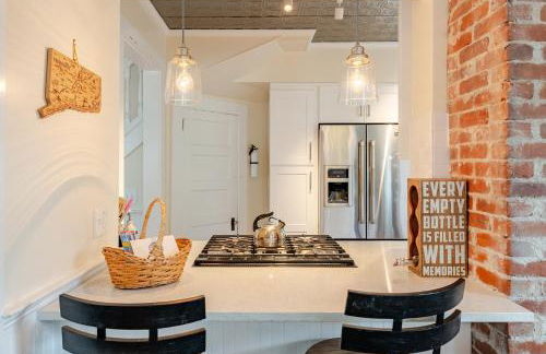 Historic Home and Cottage with Seaport View - Foto 17