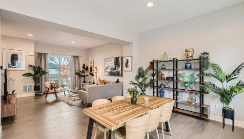 Stylish & Spacious Centrally-Located Home w/Garage - Foto 5