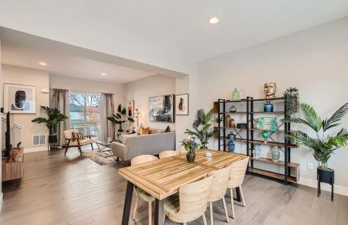 Stylish & Spacious Centrally-Located Home w/Garage - Foto 5