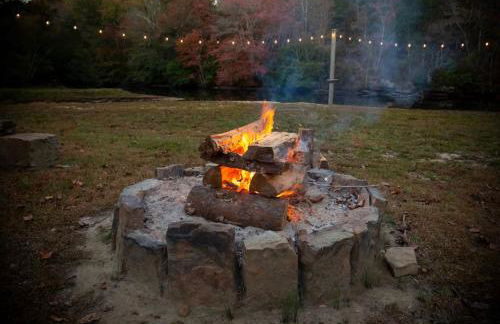 Brushy Creek Lodge - Riverfront, Hot Tub, Fire Pit - Foto 24