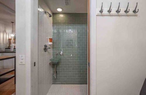 Nawlins vibe with rooftop verandah near Riverwalk and downtown - Foto 7