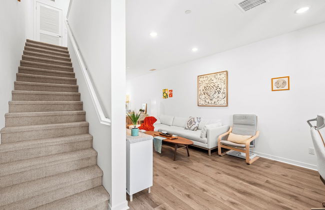 Chic Modern Retreat With Stunning Views 1360 Sqft - Photo 22