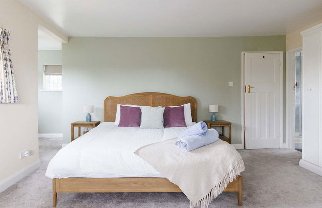 Charming Beach Getaway - Spacious 4BR Sunny Garden - Foto 4