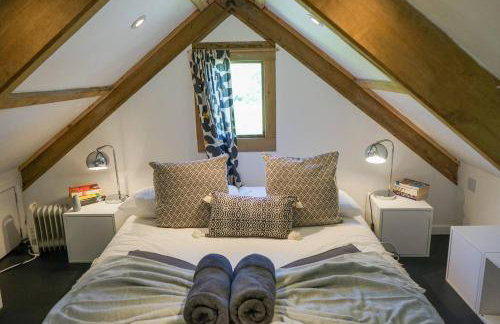 Escape to an Idyllic Countryside Couple's Retreat - Photo 29