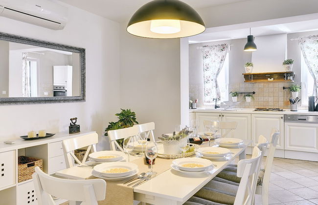 Superb Modern Villa With Pool, Large Fenced Yard Near the Beach - Foto 7