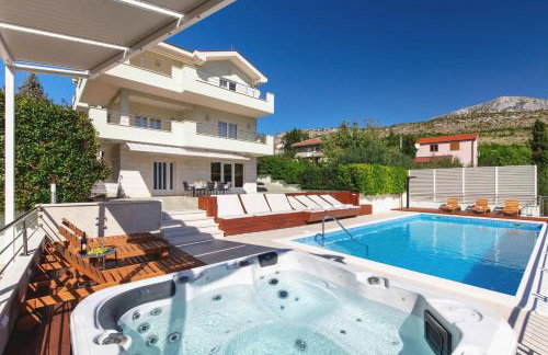 Luxury Villa Lovric with private heated pool, Jacuzzi, Sauna and private tavern - Foto 3