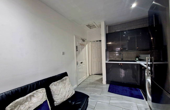 Seaside Bliss Apartment for Style and Comfort - Photo 30