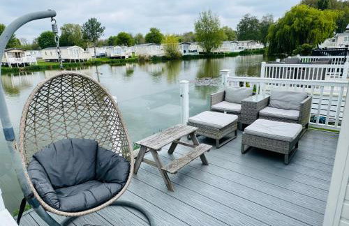 Exquisite Lake lodge in Hoburne Holiday Resort - Valentino Rose Lodge - Foto 1