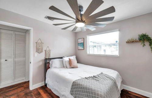 Close to downtown& beach- pool, porch, fenced yard - Foto 24