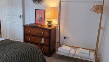 Cosy Canal-side lodge with log burner - Foto 3