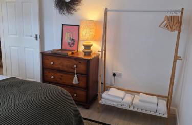 Cosy Canal-side lodge with log burner - Foto 3