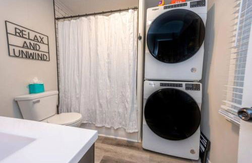 Large-group Retreat w/Loft Space Near Beach - Foto 6