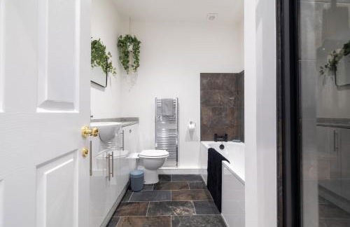 The Central 3BR First-Floor Apartment - Photo 18