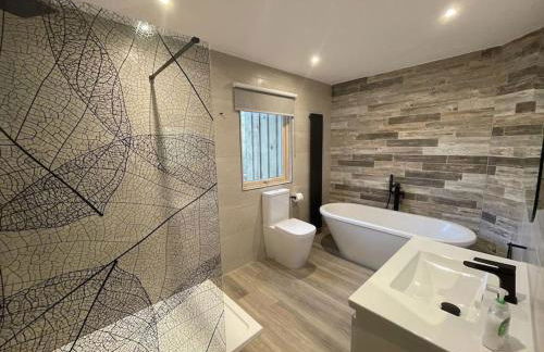 Hot tub lodge with stunning view - Foto 6