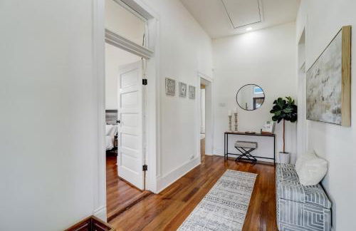 Downtown home with enclosed backyard, deck, streaming, washer/dryer, central AC - Foto 11