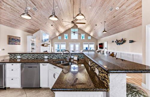 Beachfront Hideaway! Luxury Beachfront, SwimSpa, Game Room, Firepit by Bolivar Vacations - Foto 37