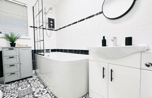 Steel Town Lodge - Contractor & Family Stay with Dart Board - Foto 13