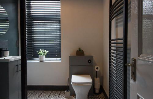 Holmfirth Home, Comfortable Stay, Near Trails and Town, Sleeps 5 - Foto 13