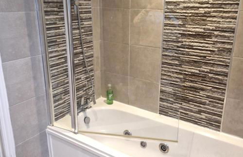 4 Bedroom Group Stay, 3 Bathrooms, Easy Parking - Photo 14