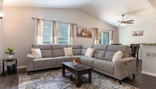 Perfect Getaway 3BR 3BA Home Close to Parks and Shopping - Foto 2