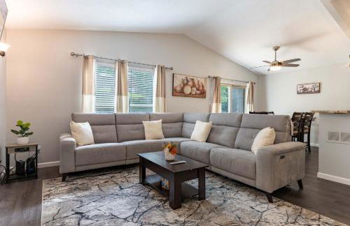 Perfect Getaway 3BR 3BA Home Close to Parks and Shopping - Foto 2