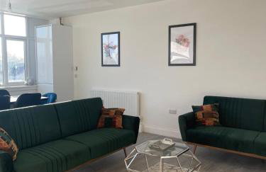 The Felix Apartments - 3 Bedrooms - FREE Parking - Close to train station - Photo 6