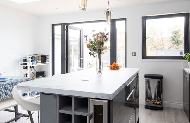 Seaside Serenity 3-bed Deck Garden Near Shore - Photo 6