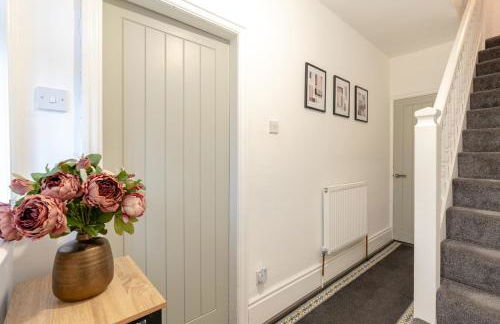 Glenroy Place - sleeps 7, private drive, log burner - Foto 15