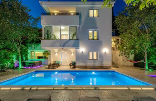 Villa Zara with 32 sqm heated Pool, Jacuzzi, Billiard, Tennis table, 8pax - Photo 1