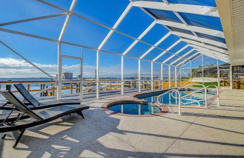 Family Waterfront 4BR Home Heated Pool Private Pier - Photo 1