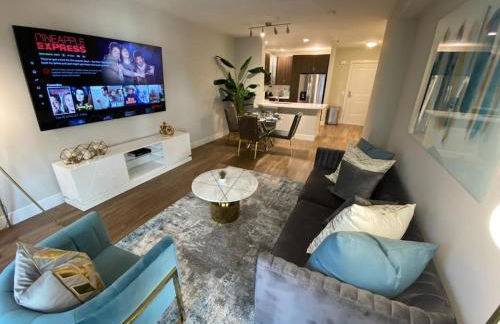 Lux One Bedroom Condo with Garden View - Photo 4