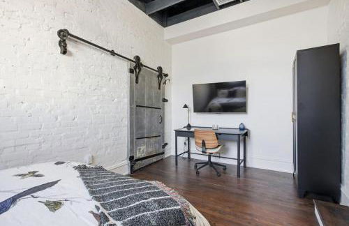 The Raven - 2nd Floor South Wing - Photo 44