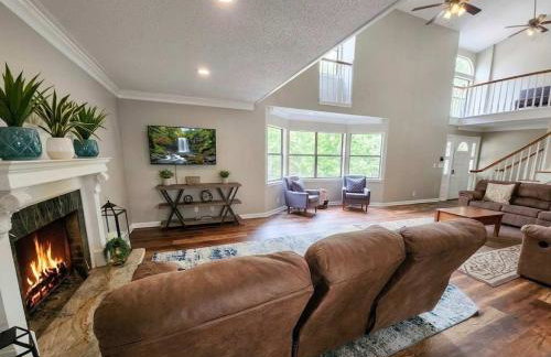 Large Hillside Retreat with Pool and Hot Tub - Foto 7