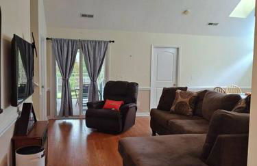 Workers Love It Here! 3 Bedroom House with screened in porch - Foto 1