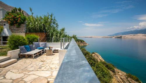 A White Cliffside Studio - Photo 5